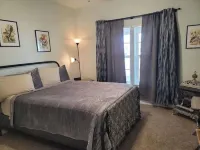 Retro Bungalow - 3 Beds/2 Baths - No Chores!