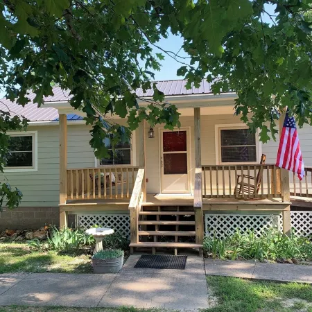Charming 3-bedroom cabin with a view, AC/wifi located near Mountain View