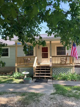 Charming 3-bedroom cabin with a view, AC/wifi located near Mountain View Отели рядом с достопримечательностью «Holiday Mountain Resort»
