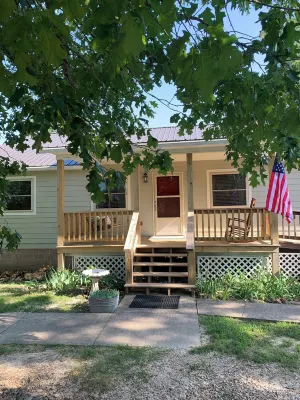 Charming 3-bedroom cabin with a view, AC/wifi located near Mountain View