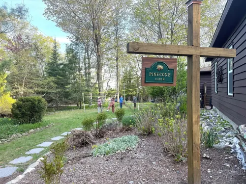 Updated cabin sleeps 8. Pet friendly, and has private neighborhood beach.