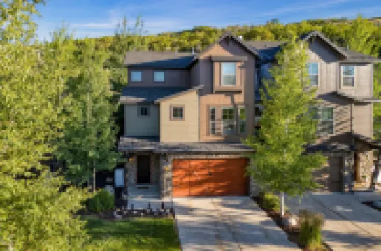 Stunning Mountain Escape with Hot Tub - Cozy Year-Round Retreat