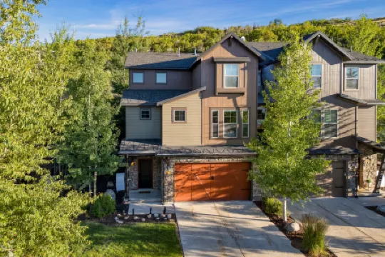 Stunning Mountain Escape with Hot Tub - Cozy Year-Round Retreat