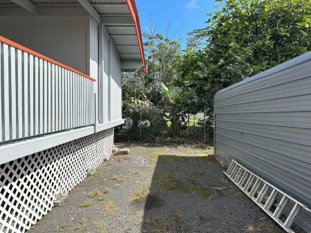 Enjoyable cottage with free private parking in charming Pāhoa Отели рядом с достопримечательностью «Halepalaoa Beach»