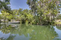 Waterfront Florida Abode w/ Deck, Grill & Fire Pit - chambre d’hôtes