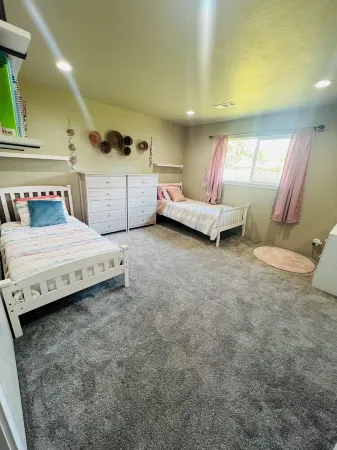 Spacious 4 bedroom 2 bath house across from the Rogue River with big fenced yard