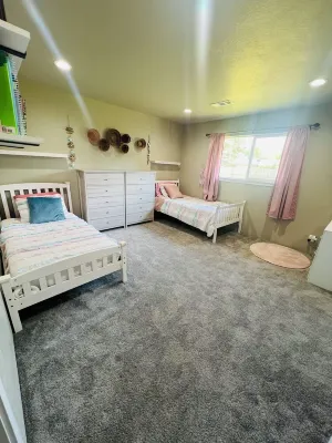 Spacious 4 bedroom 2 bath house across from the Rogue River with big fenced yard