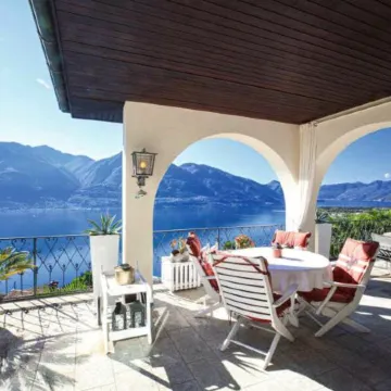 Magnificent villa with indoor pool and prime lake view location Отели в г. Минузио