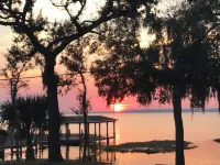Lake Minneola Sunset Cottage - Lakefront Home - Sun Water Florida! Hotels in Minneola