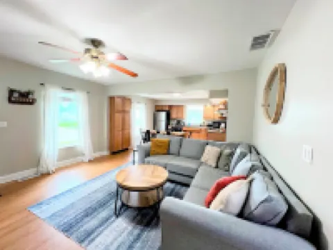 Cozy & Comfortable - Stylishly Decorated & Close to Everything!