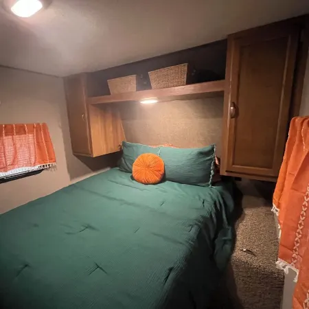 Creekside Hideaway, Cozy 2-bedroom RV, Morgantown, WiFi, Firepit, Hammock,Grill