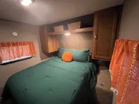 Creekside Hideaway, Cozy 2-bedroom RV, Morgantown, WiFi, Firepit, Hammock,Grill