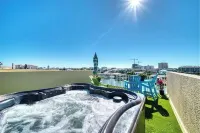 Luxe townhouse 2 blk walk to Clearwater Beach, Pier 60, Rooftop patio sunsets
