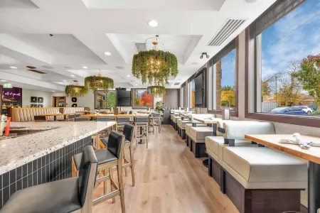 Sandman Hotel Vancouver Airport Отели рядом с достопримечательностью «City Centre Community Centre»