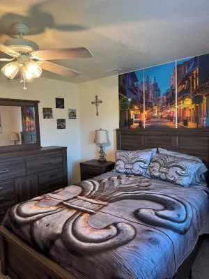 Spacious 5-Bedroom Home Blocks away from Downtown nestled in Below STURGIS Sign Days End Campground, Cabins and RV Park附近的飯店