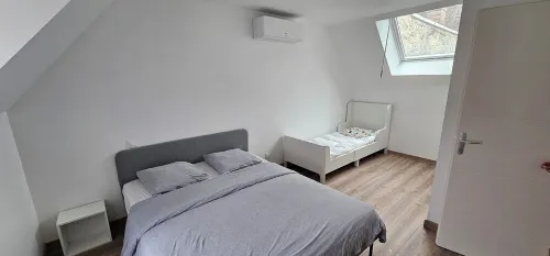 Air-conditioned house in the center of town on a quiet street close to all amenities. Hôtels à : Nemours