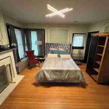 Spacious 5-bedroom Mansion in Downtown Denver area with AC, fitness room, WiFi Rooms