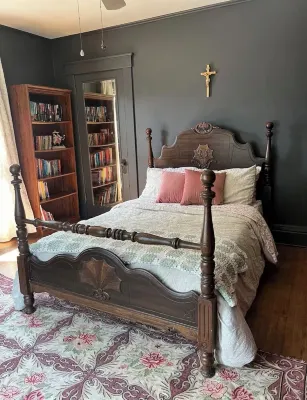 Beautiful Spacious 4-bedroom Victorian house with WiFi by downtown Champaign!