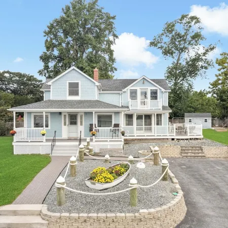 Rhode Island Haven: Walk to Greenwich Bay!