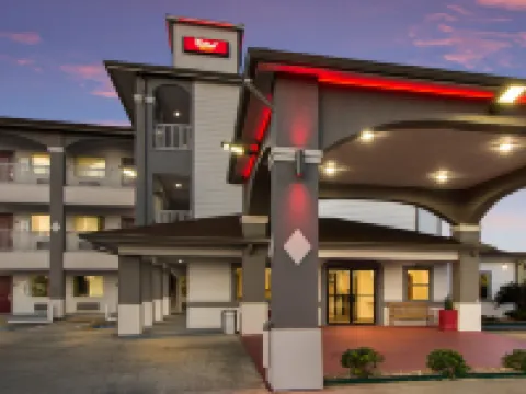 Red Roof Plus+ Galveston - Beachfront Hotels in Galveston