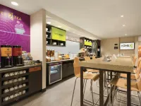 Home2 Suites by Hilton - St. Louis/Forest Park Hotel berhampiran Teater The Muny