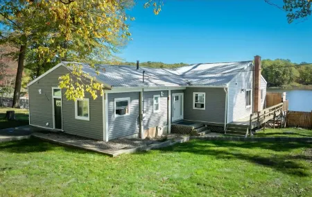 Huge 4-bedroom house on chain of lakes.