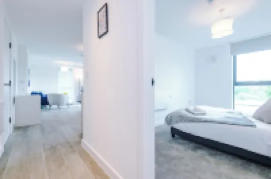 Modern Luxury Apartment in Old Trafford, Balcony, Sleeps 6