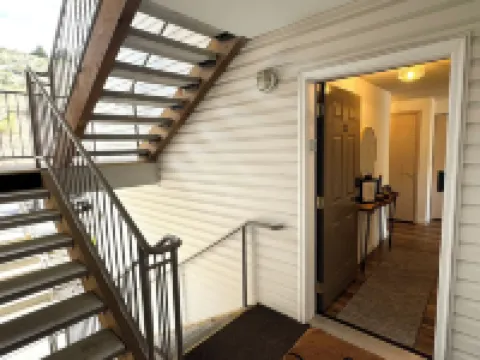 Cozy Chelan Condo, Lake & Mountain Views