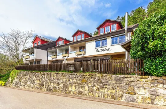 Modern apartment in a quiet location with a view of the Glatt moated castle 蘇爾茨酒店