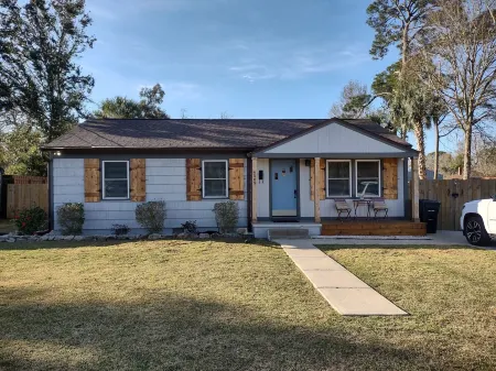 Charming 3-bedroom house in lovely Pensacola. 15 minutes to beaches