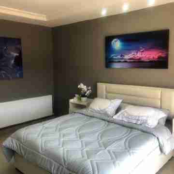 New condo in the royals Hills area Family, friendly, quiet neighborhood Rooms