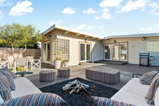 Iconic Mid-Century Modern Beach House on the Pacific Ocean - Sleeps 10