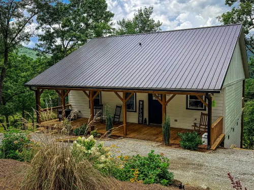 Secluded Oasis with Mountain Views and Disc Golf - Charming Getaway