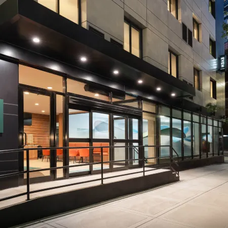 Even Hotel Long Island City - New York by IHG Отели рядом с достопримечательностью «Станция метро G Subway Line»