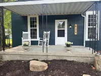 Charming 2-bedroom bungalow plus full size bed, and outdoor space. Hotels in Olney