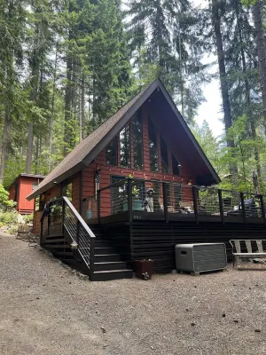 Cozy cabin at Lake Cushman in Hoodsport, WA with AC, Wi-Fi, kayak, beach, hottub