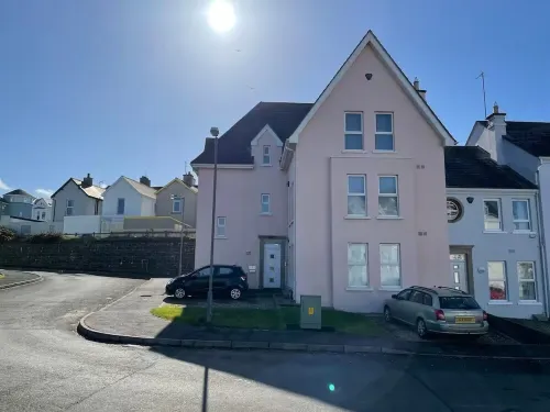 Spacious Portrush 3 bed West Strand apartment close to golf course