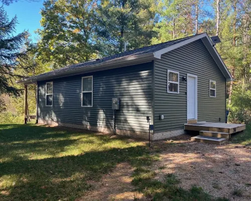 Charming 2-Bedroom Cabin on the River in Beaverton Hotels in Gladwin County