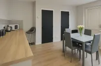 Modern 3-Bed Duplex Apartment – Steps from Leeds Arena & City Centre