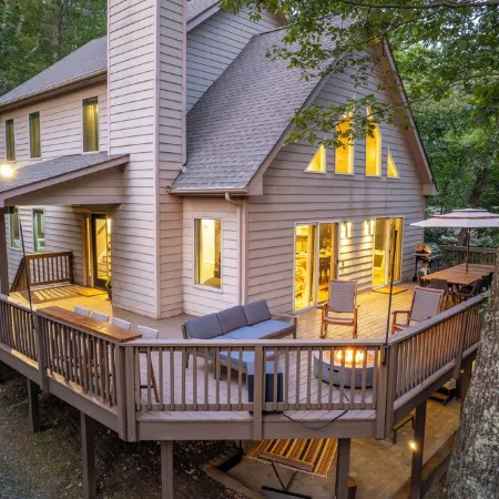 2 Mins to Slopes: HotTub, Game Room, Family & Pets, 3 King Beds
