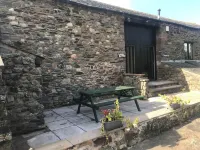 Rustic barn Cottage in a rural village with traditional open fireplace sleeps 5.