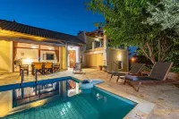 Spacious Villa for 6 with Private Pool & Large Garden, 400m from the Beach - فلل
