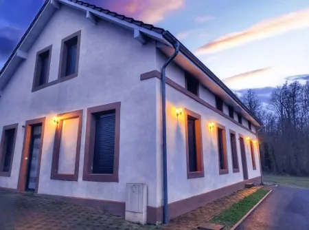 Spacious loft in the forest Отели в г. Бинен