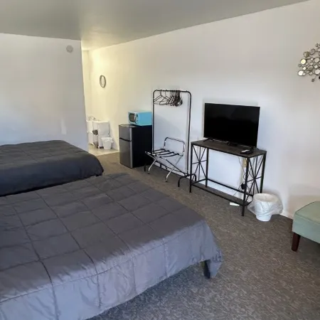 Remodeled two queen bed unit 11 studio with AC, Heat and fast WiFi in Fillmore