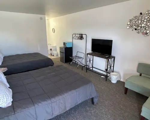 Remodeled two queen bed unit 11 studio with AC, Heat and fast WiFi in Fillmore Hotels in Fillmore