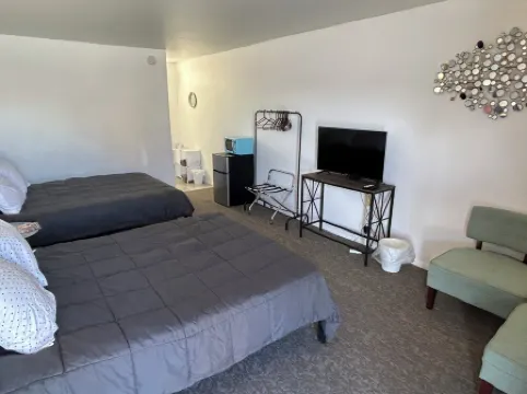 Remodeled two queen bed unit 11 studio with AC, Heat and fast WiFi in Fillmore