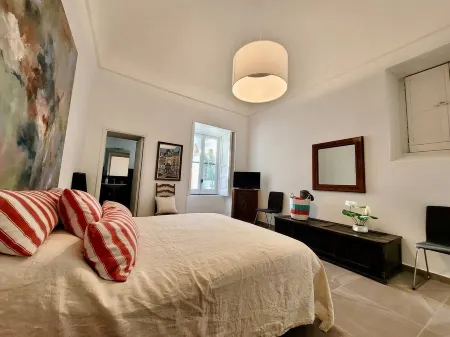 Donna Rebecca, apartment in fine building with garden