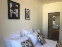 Stone house near Bordeaux. Cycling and hiking trails nearby. فنادق في Camblanes-et-Meynac