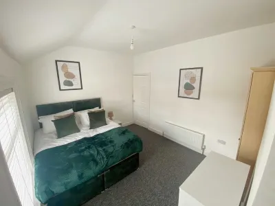 3-Bed Home, great for contractors, near to Gulliver's Valley theme park, Hot tub Hotels near Lindrick Golf Club