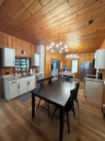 Spacious 5bedroom pet friendly home in Charlevoix 5 min walk to town,10 to beach